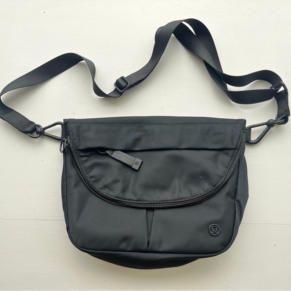 Lululemon "On My Level" medium crossbody bag